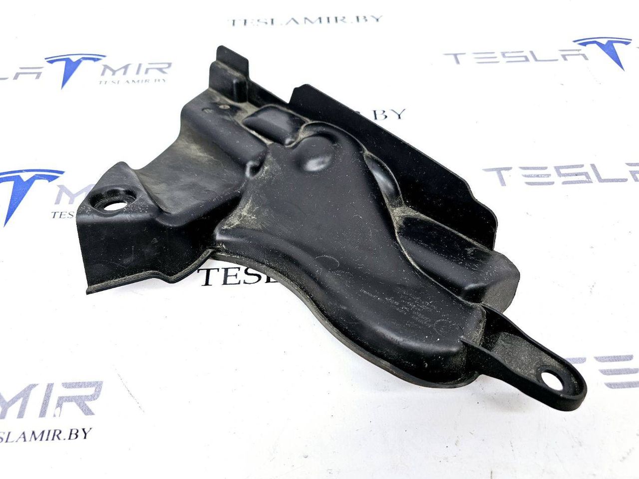 планка под капот Tesla Model 3 1 поколение 2019, 1081694-00 - фото №1
