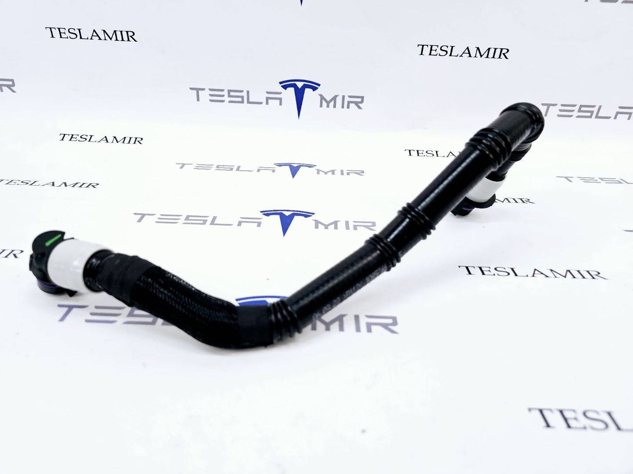 Патрубок охлаждения пентхауса Tesla Model 3 1 поколение 2020, 1095766-00 - фото №1