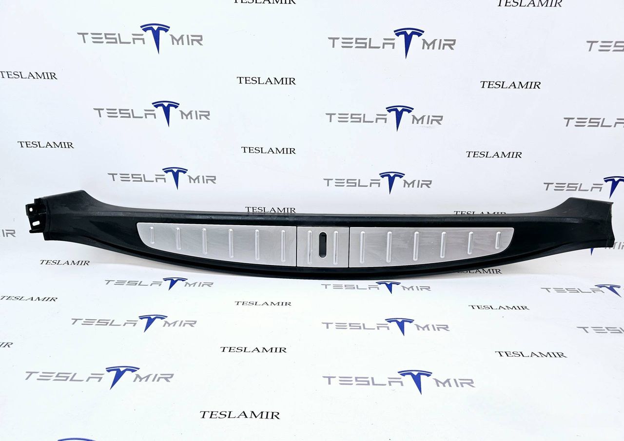 Отделка багажника (пластик) под замок Tesla Model X 1 поколение 2018, 1035994-00, 1050393-00 - фото №1