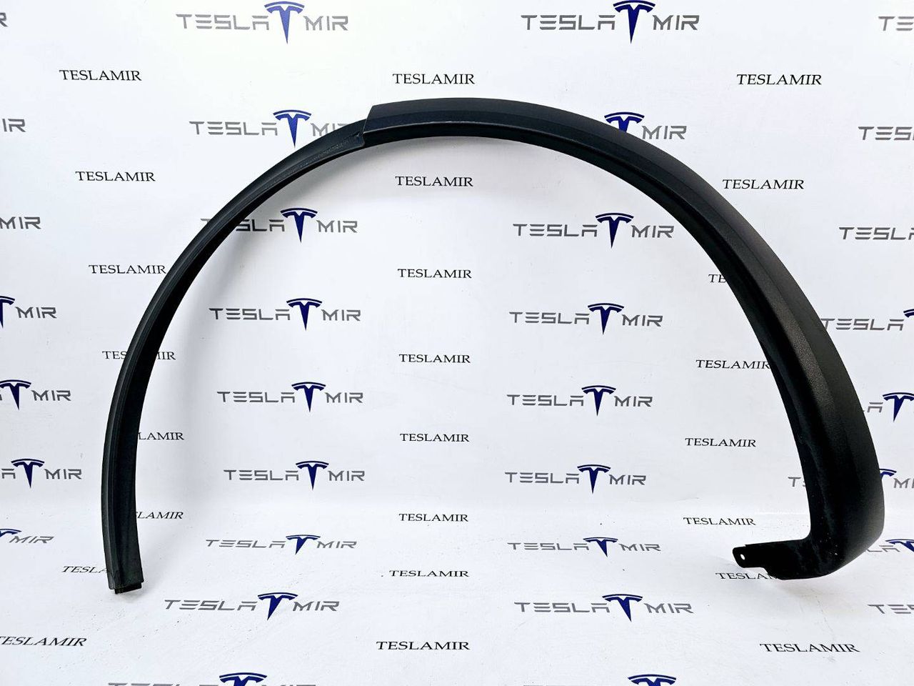 молдинг заднего крыла Tesla Model X 1 поколение 2018, 1035290-00, 1034431-00 - фото №1