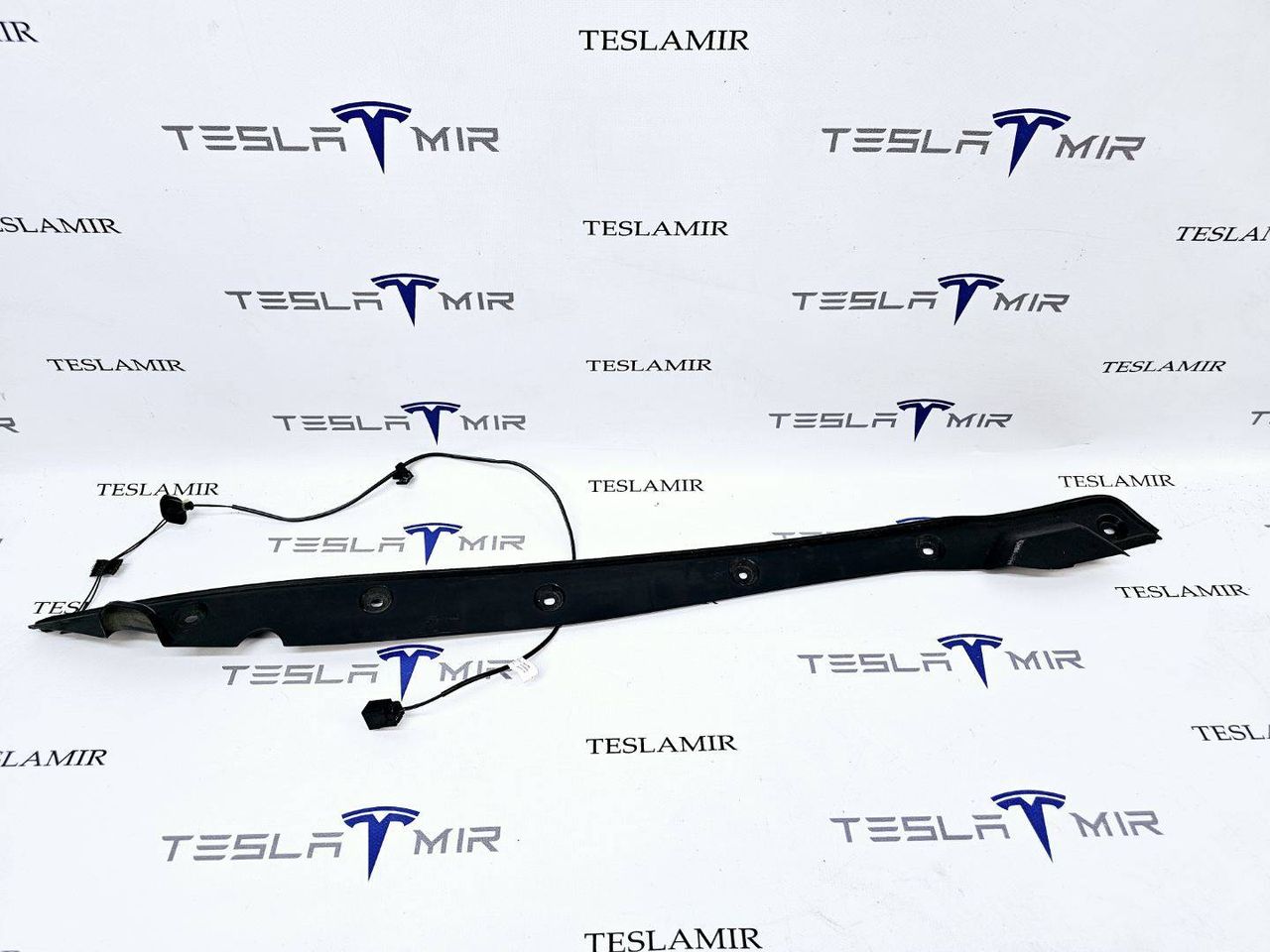 Уплотнитель крышки багажника с датчиком правый Tesla Model X 1 поколение 2018, 1056300-00, 1042393-00 - фото №1