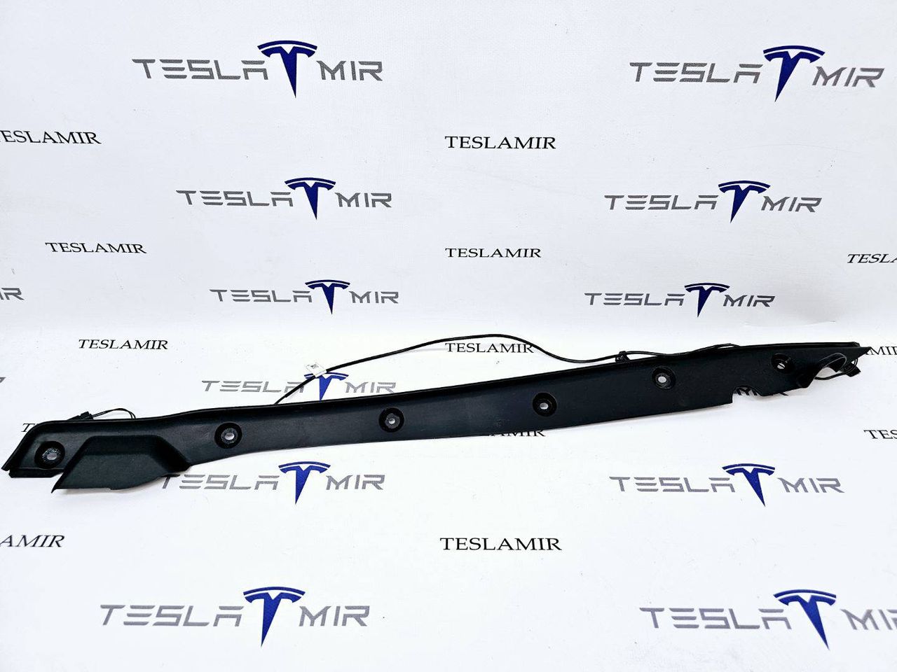Уплотнитель крышки багажника с датчиком левый Tesla Model X 1 поколение 2018, 1056299-00, 1036579-00 - фото №1
