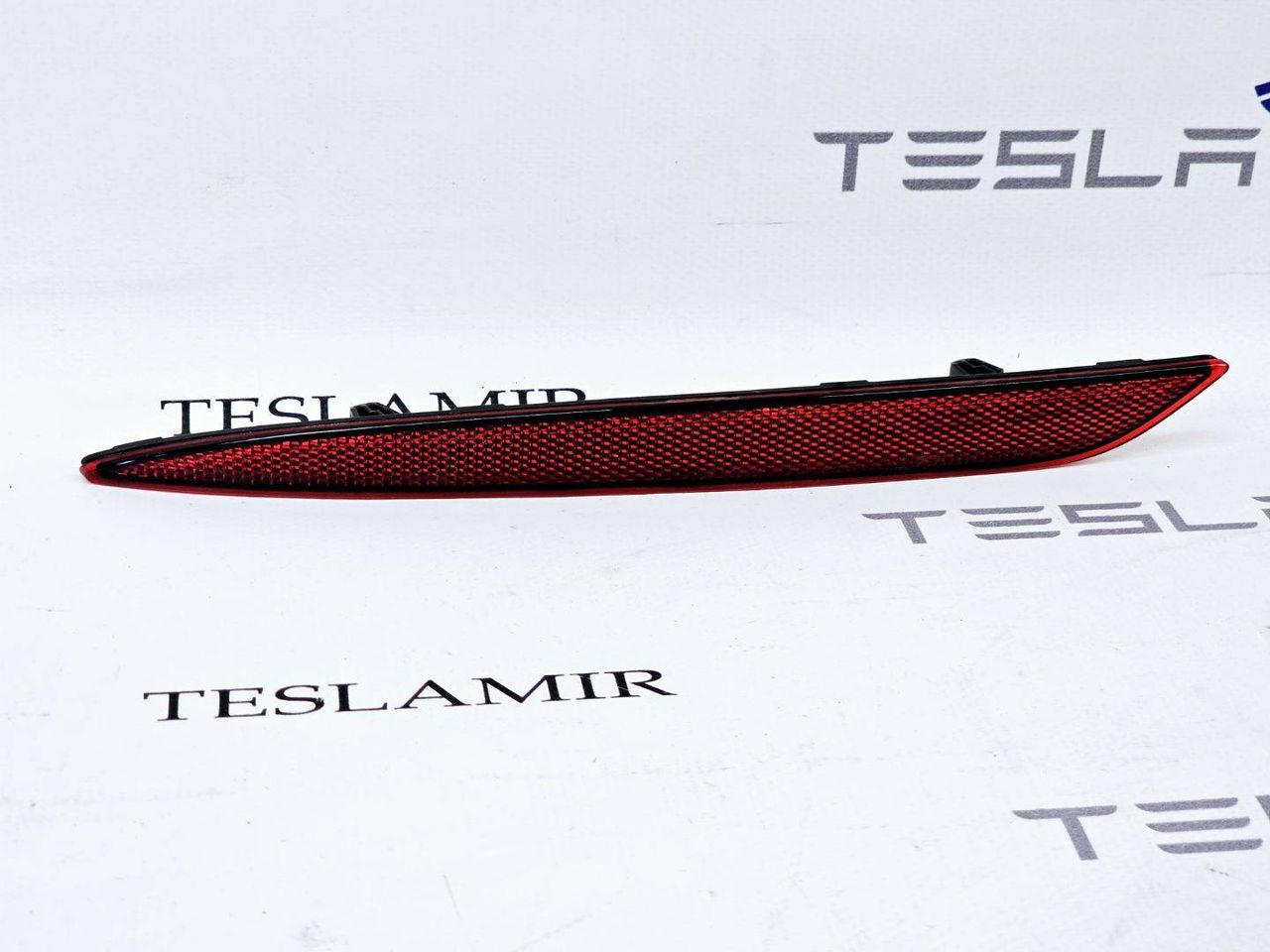 Катафот заднего бампера (отражатель) левый Tesla Model 3 1 поколение 2022, 1077406-00 - фото №1