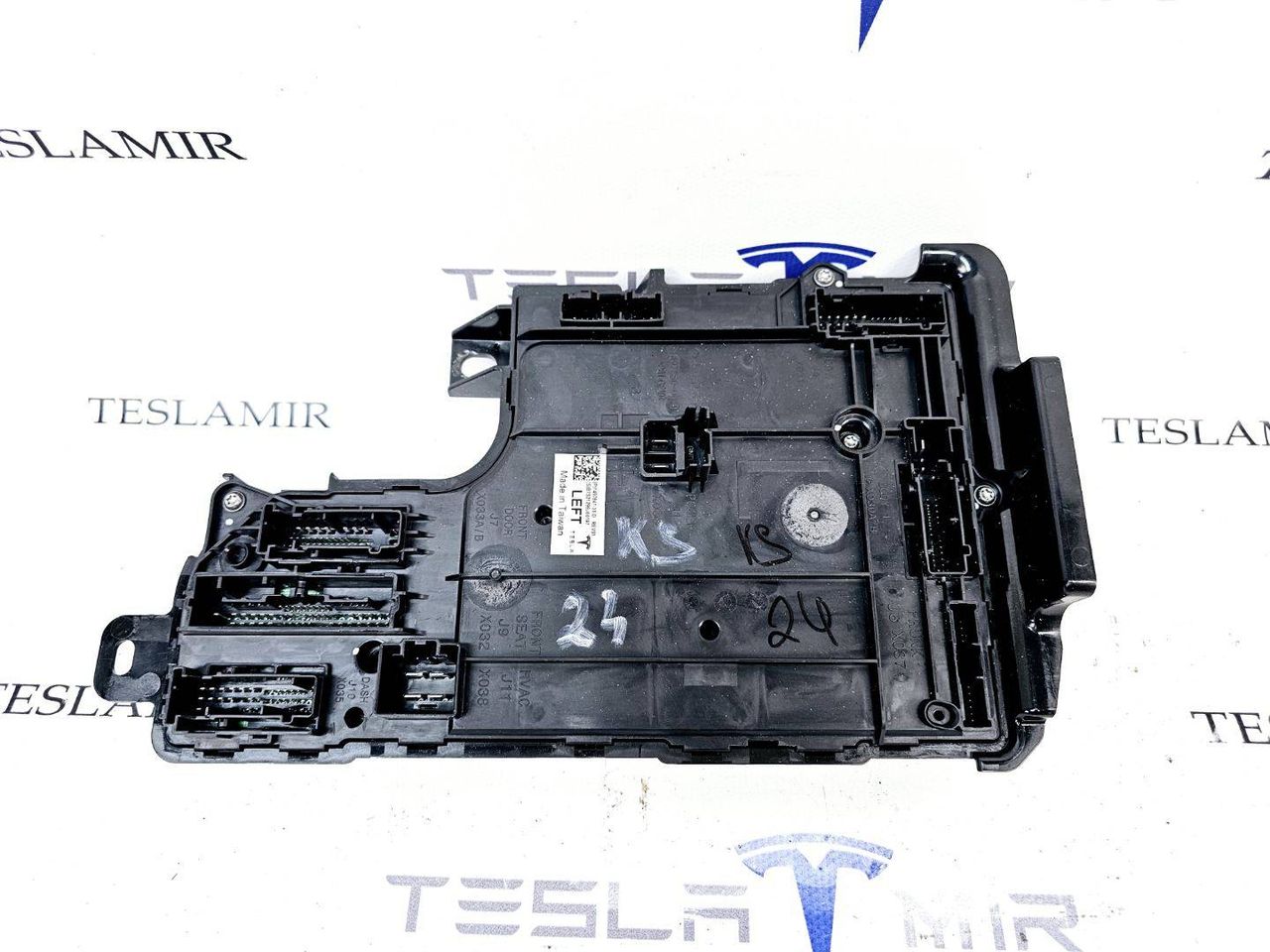 Блок управления BCM (бортовой сети) (Body Control Module) Боди Tesla Model Y 1 поколение 2022, 1497850-00, 1497847-02, 1497851-00 - фото №1