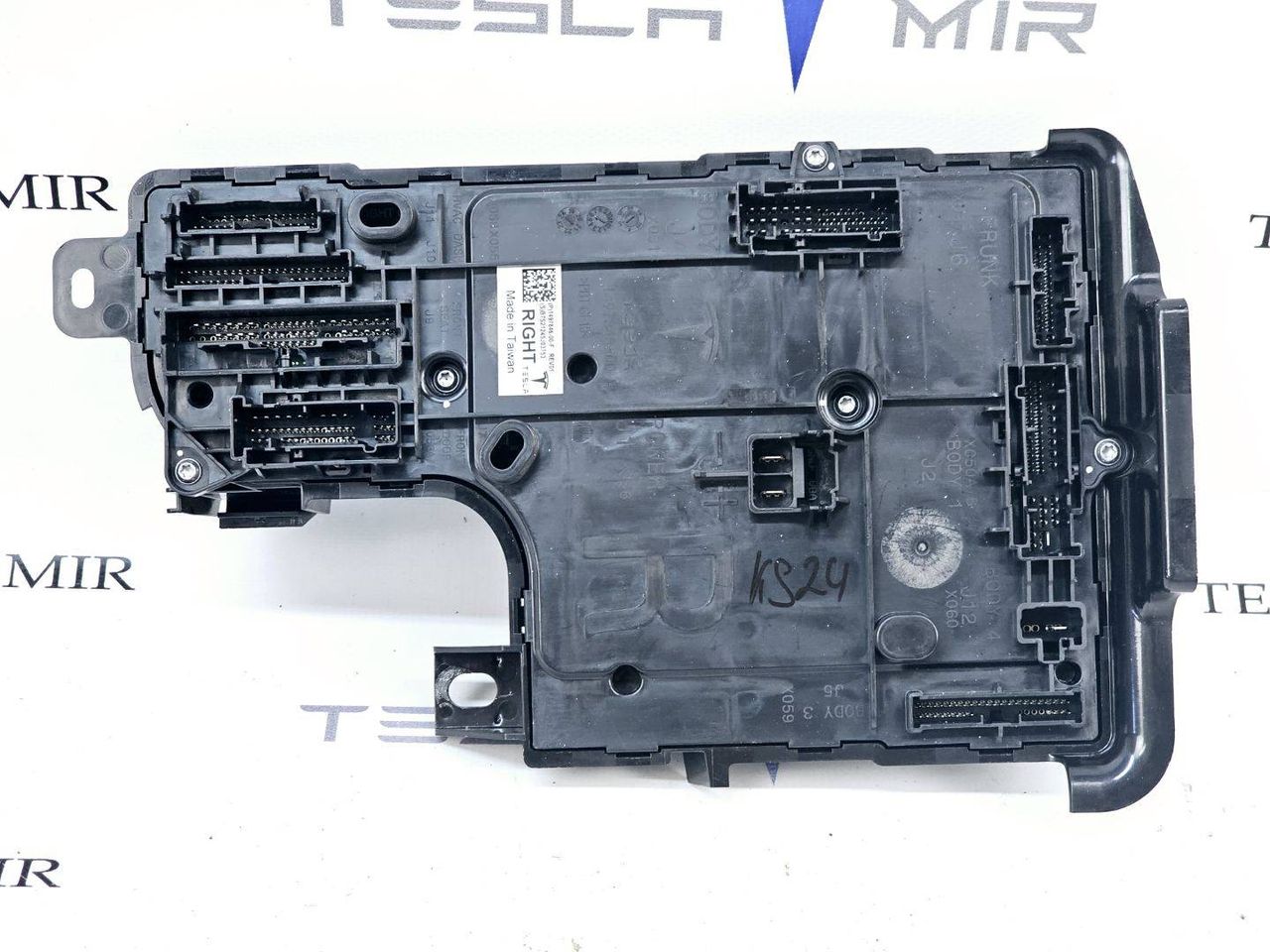 Блок управления BCM (бортовой сети) (Body Control Module) Боди Tesla Model Y 1 поколение 2021, 1497848-00, 1497846-10, 1497849-00 - фото №1