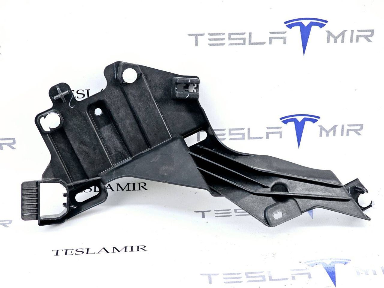 Кронштейн внутренний стойки C левый Tesla Model Y 1 поколение 2022, 1516195-00 - фото №1