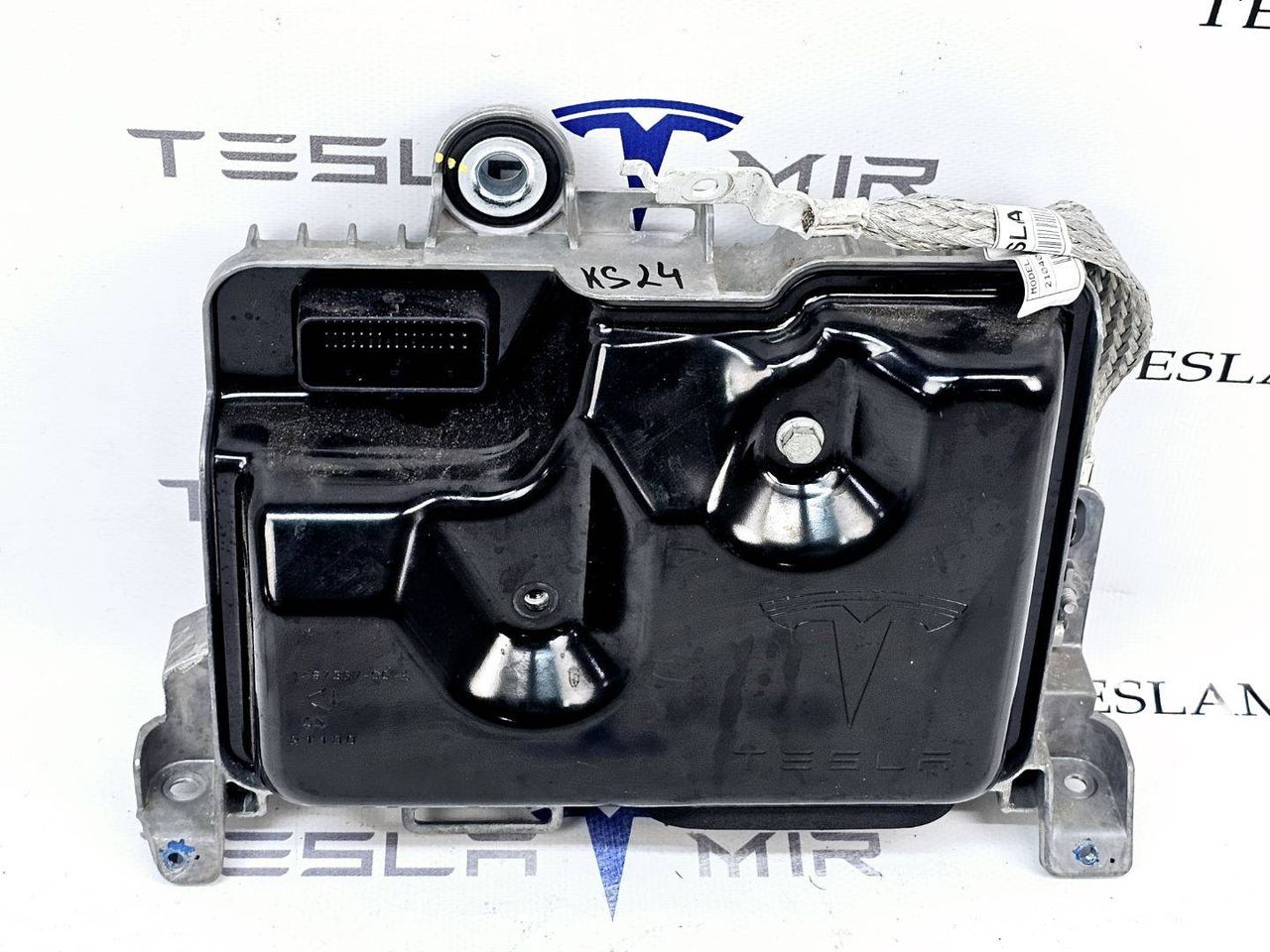 Блок управления BCM (бортовой сети) (Body Control Module) Боди Tesla Model Y 1 поколение 2021, 1497327-00, 1497319-00 - фото №1
