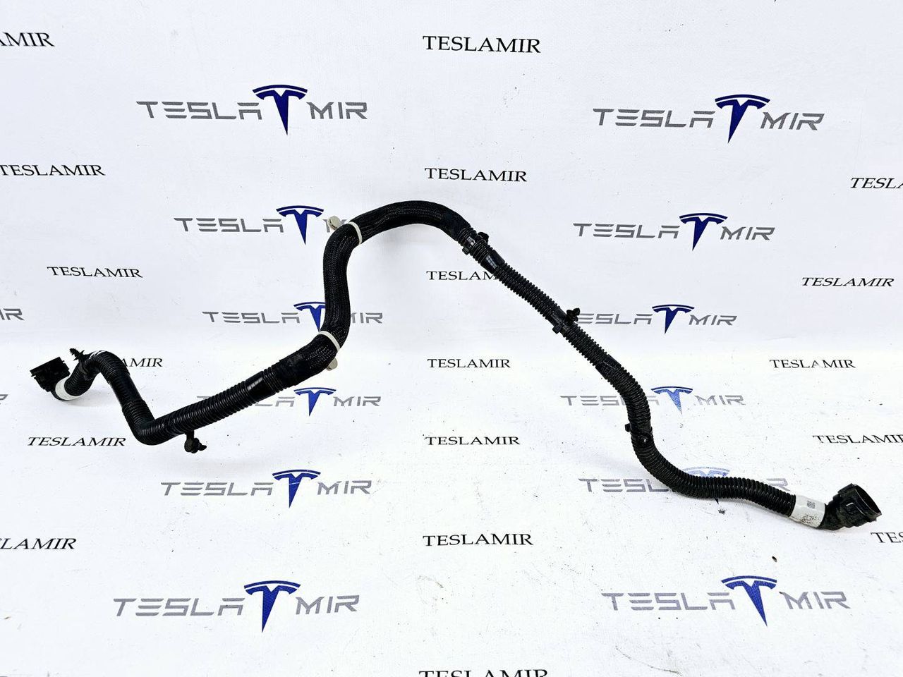 Шланг системы охлаждения заднего мотора Tesla Model Y 1 поколение 2022, 1077595-00 - фото №1