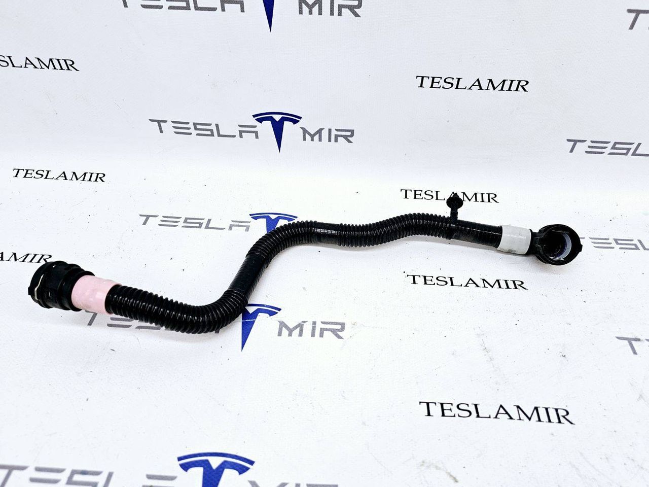 Патрубок системы охлаждения пластиковый передний Tesla Model Y 1 поколение 2022, 1501325-00 - фото №1
