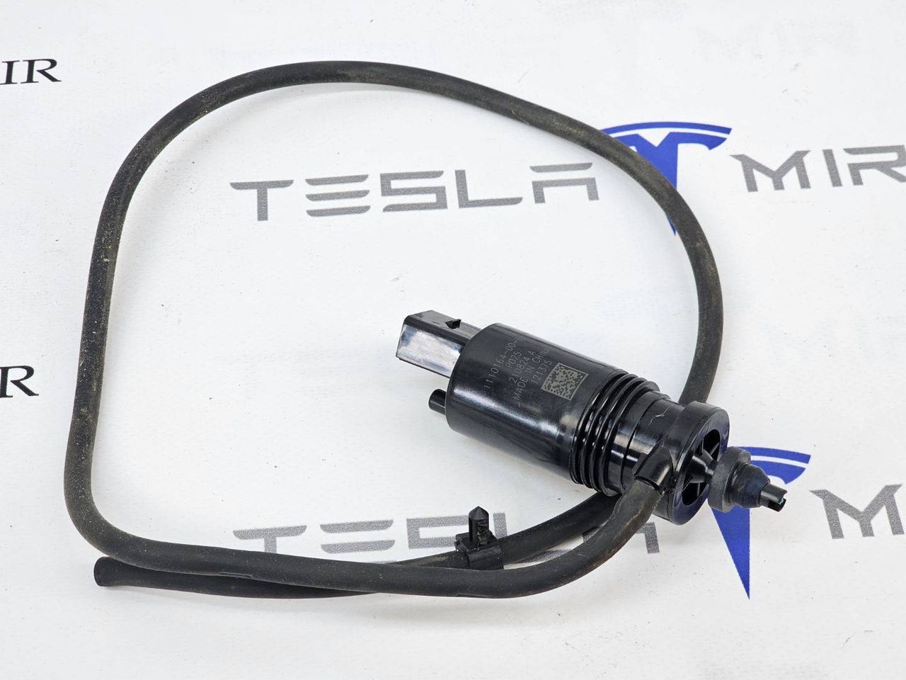 Насос (моторчик) бачка омывателя Tesla Model Y 1 поколение 2022, 1110164-00 - фото №1