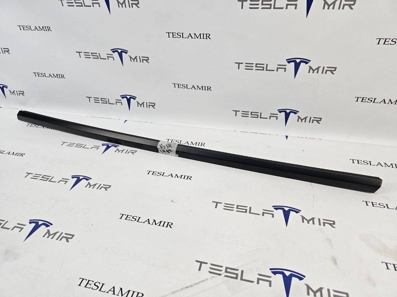 молдинг двери передней левой Tesla Model Y 1 поколение 2021, 1495710-00 - фото №1