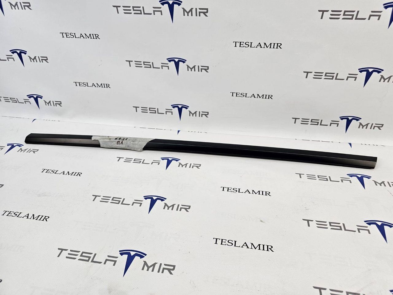 молдинг двери передней левой Tesla Model 3 1 поколение 2022, 1080681-00 - фото №1