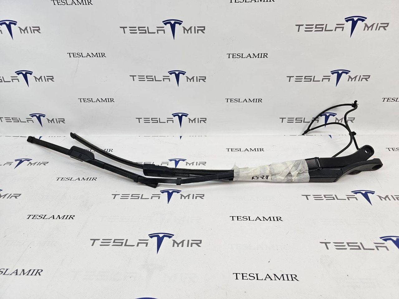 щеткодержатель (поводок стеклоочистителя, дворник) Tesla Model Y 1 поколение 2021, 1658941-00, 1658938-00 - фото №1