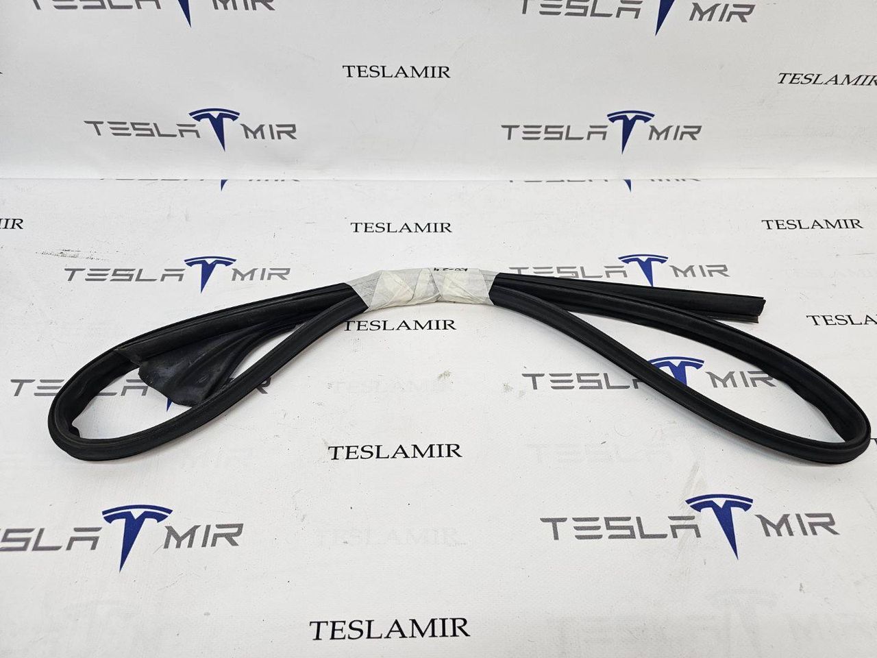 уплотнительная резинка на крышу левая Tesla Model Y 1 поколение 2021, 1497677-00 - фото №1