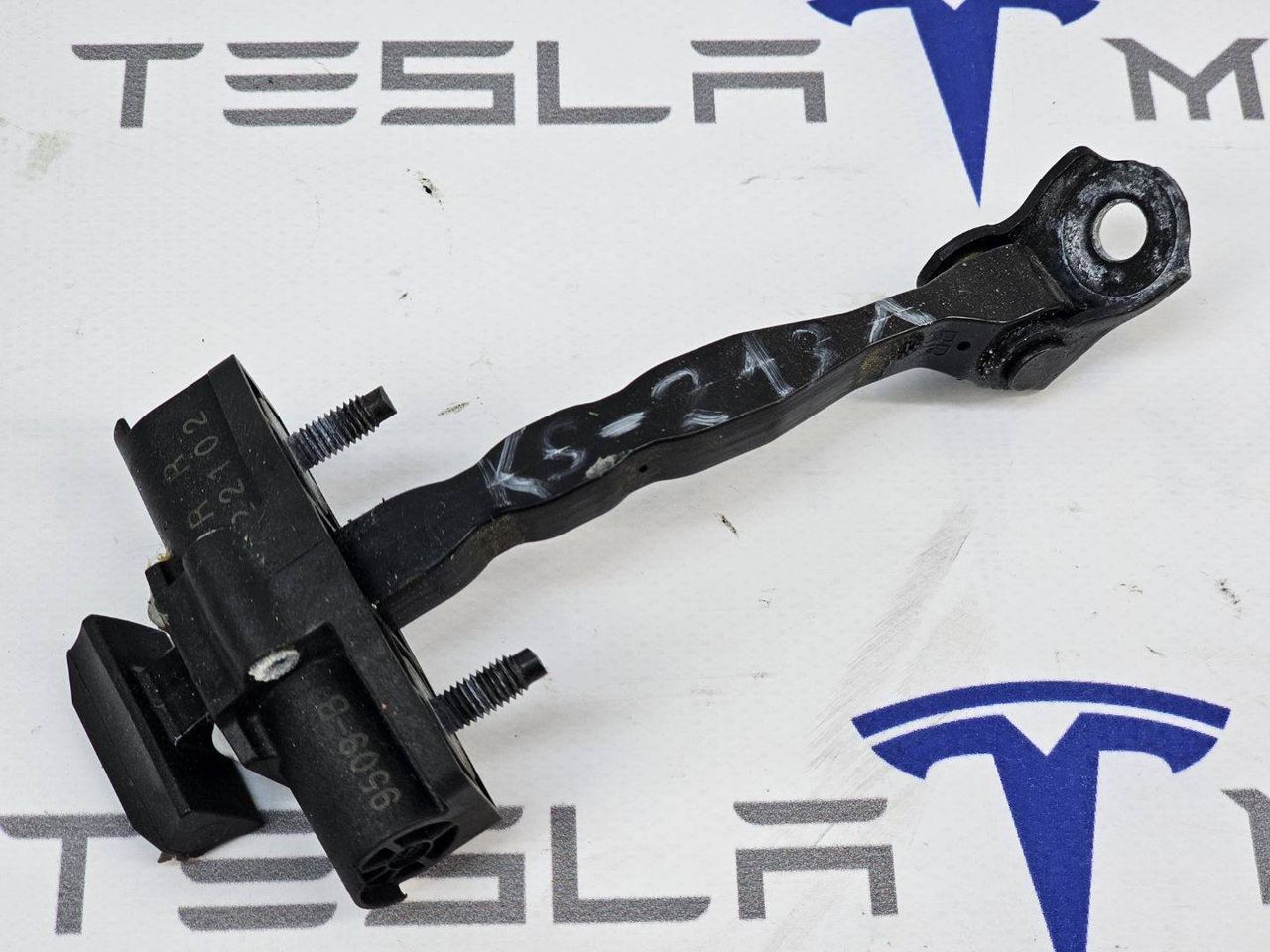 ограничитель открывания двери задней Tesla Model 3 1 поколение 2022, 1089509-00 - фото №1