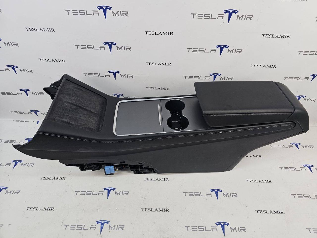 консоль салона Tesla Model Y 1 поколение 2022, 1766003-00, 1766001-00, 1766001-70 - фото №1