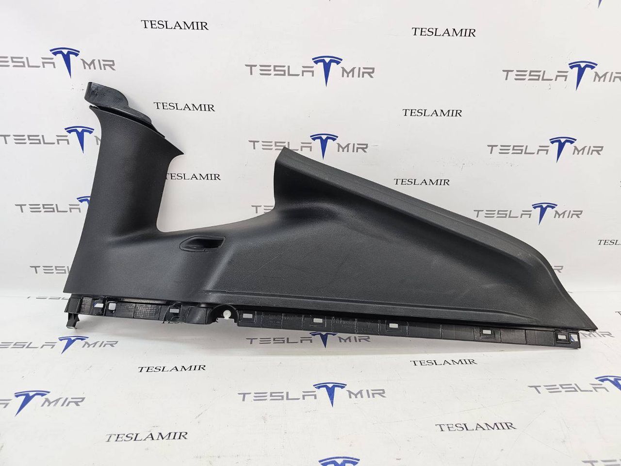 Накладка ремня безопасности стойки С правая Tesla Model Y 1 поколение 2022, 1494609-00, 1622253-98 - фото №1