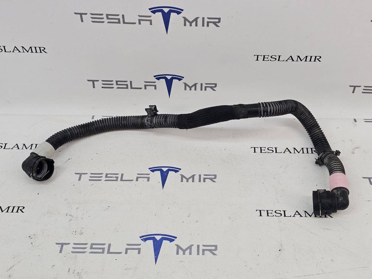 Патрубок системы охлаждения пластиковый передний Tesla Model Y 1 поколение 2022, 1504722-00, 1631596-00 - фото №1
