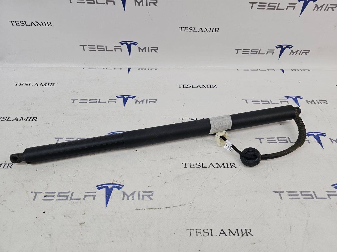 амортизатор крышки багажника (3-5 двери) Tesla Model Y 1 поколение 2022, 1500601-00 - фото №1
