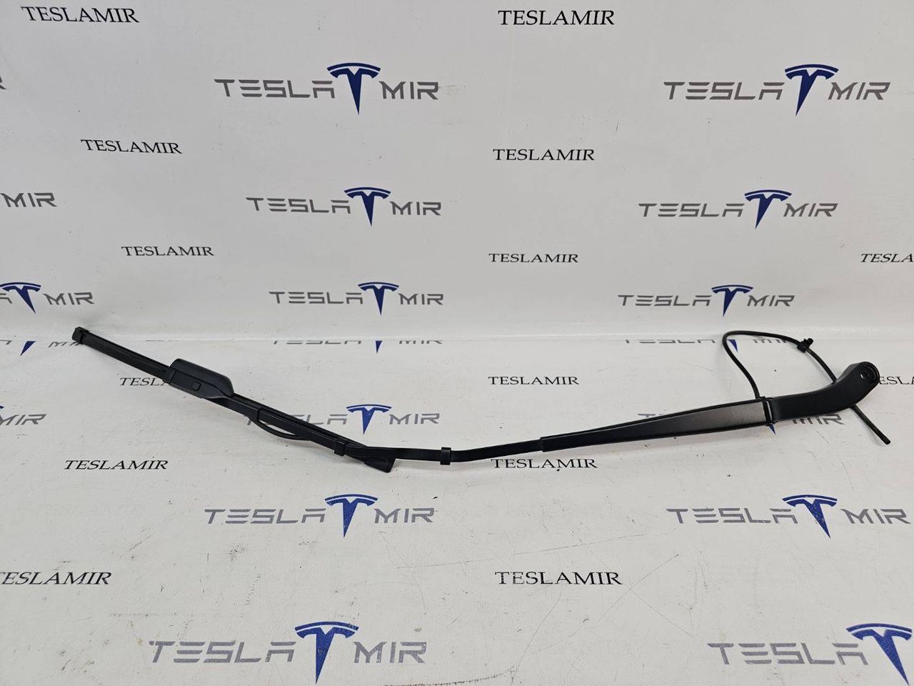 щеткодержатель (поводок стеклоочистителя, дворник) Tesla Model Y 1 поколение 2022, 1490249-00 - фото №1