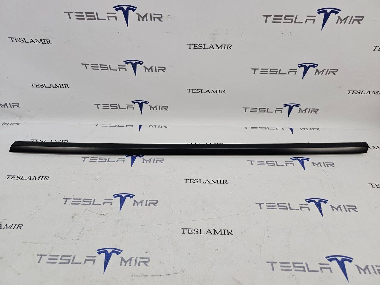 молдинг двери передней левой Tesla Model Y 1 поколение 2022, 1621166-00 - фото №1