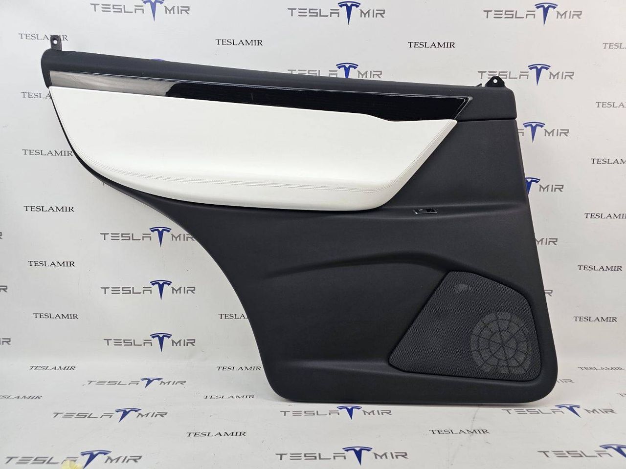 обшивка двери задняя левая Tesla Model X 1 поколение 2018, 1004833-00, 1058003-18, 1038205-00, 1036643-00, 1057876-87 - фото №1
