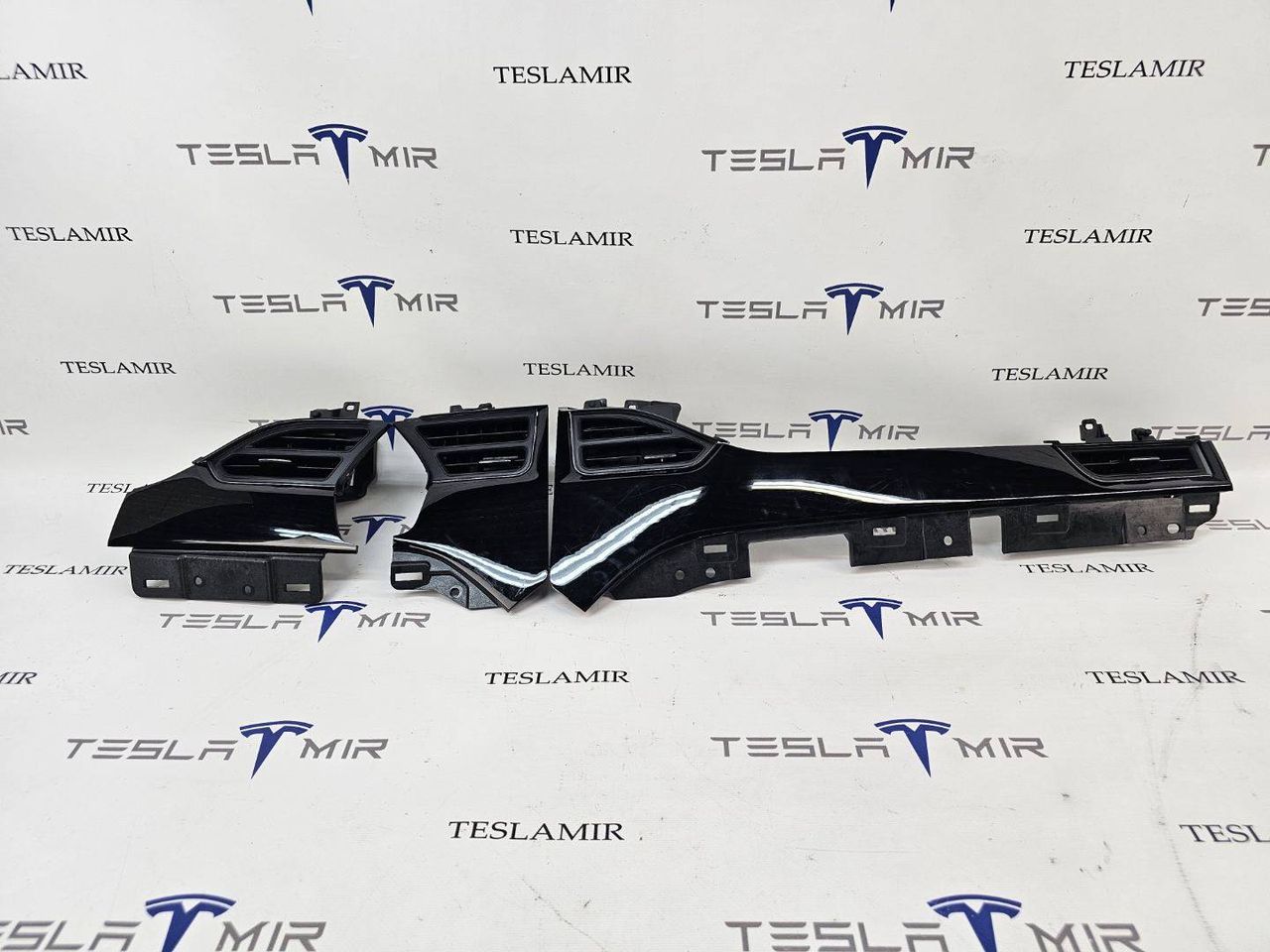 Декоративная накладка центральной консоли Tesla Model X 1 поколение 2018, 1096877-00, 1096878-00, 1042772-12, 1042773-12, 1042774-12, 1042774-00 - фото №1