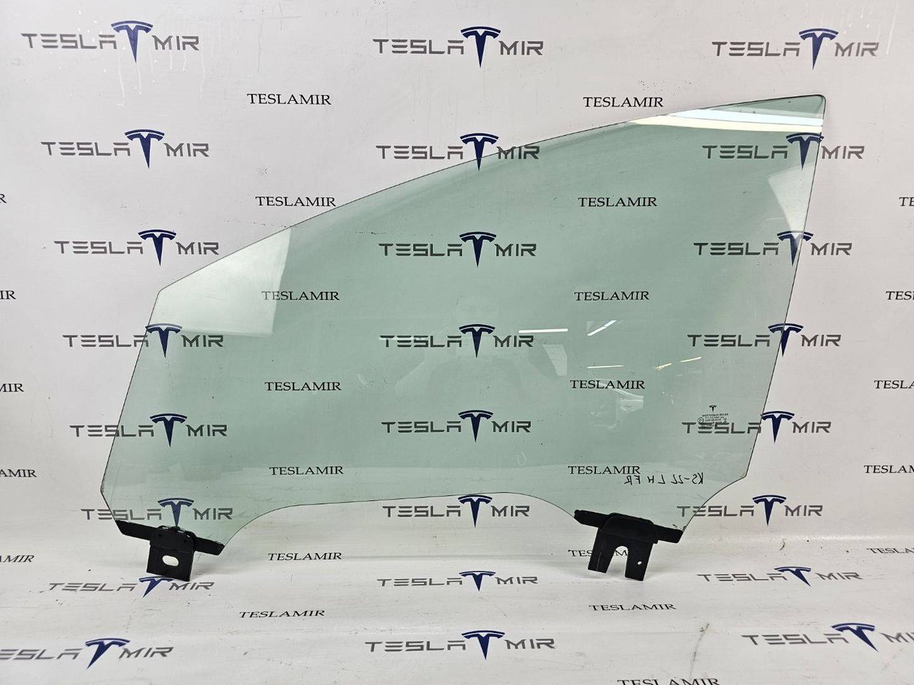 стекло двери передней левой Tesla Model X 1 поколение 2018, 1028822-00 - фото №1