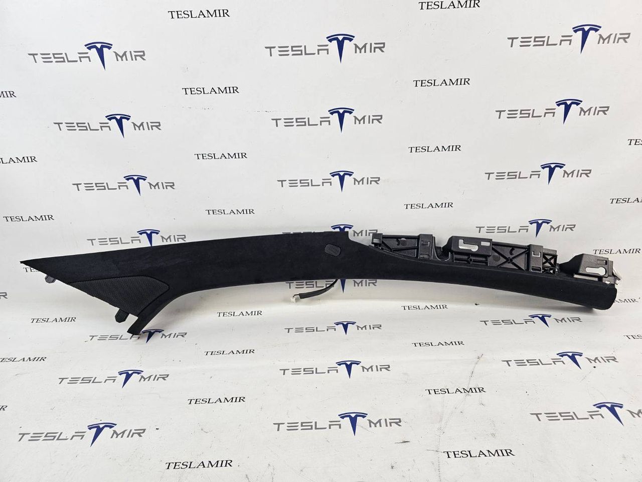Накладка декоративная стойки А внутренняя правая верхняя Tesla Model X 1 поколение 2018, 1035945-06, 1050724-00, 1047000-00 - фото №1