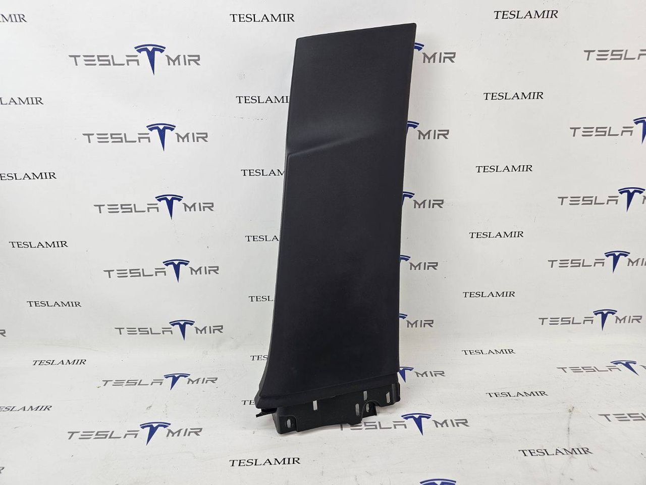 Накладка стойки B внутренняя правая нижняя Tesla Model X 1 поколение 2018, 1035971-01, 1052877-00 - фото №1