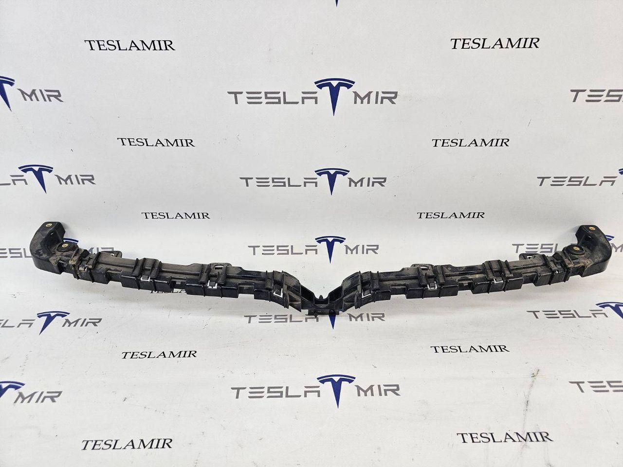 Кронштейн накладки (логотипа) V-образной гриля передний Tesla Model X 1 поколение 2018, 1055069-00 - фото №1