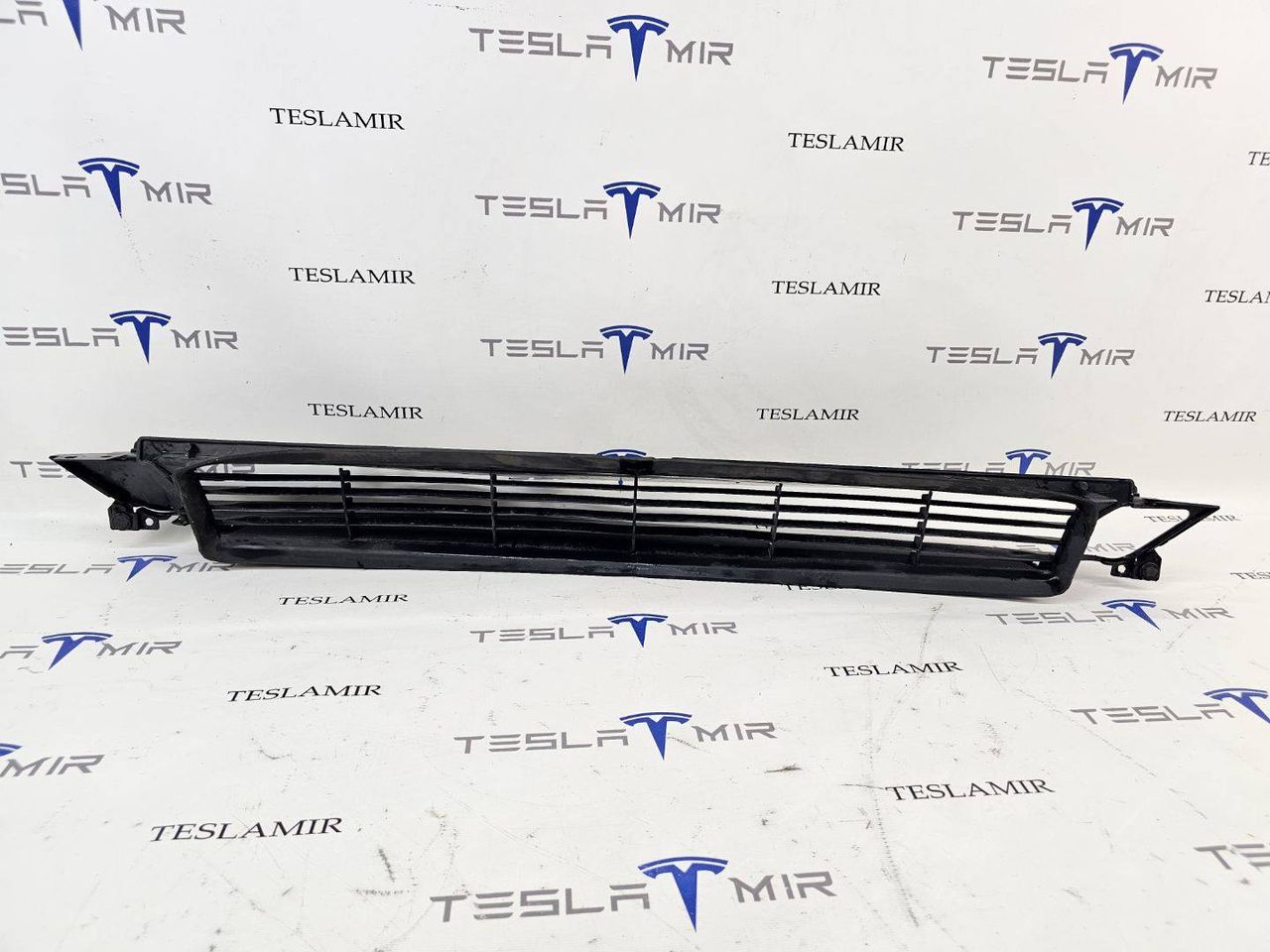 Решетка гриль декоративная основного радиатора (передний бампер) Tesla Model X 1 поколение 2018, 1047740-00, 1050211-00 - фото №1