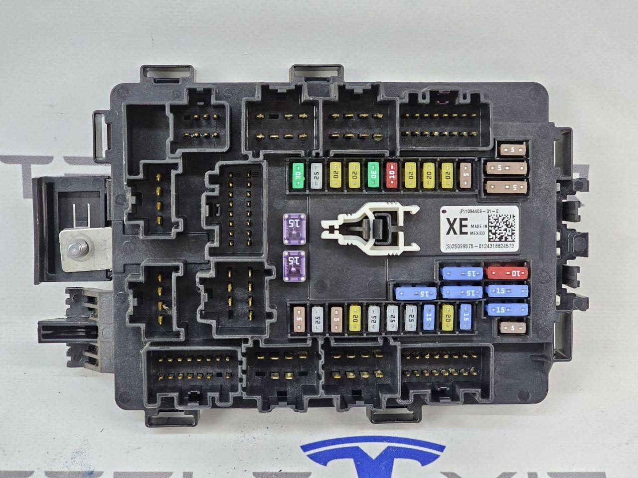 Блок предохранителей салона фронтальный Tesla Model X 1 поколение 2018, 1094409-00 - фото №1