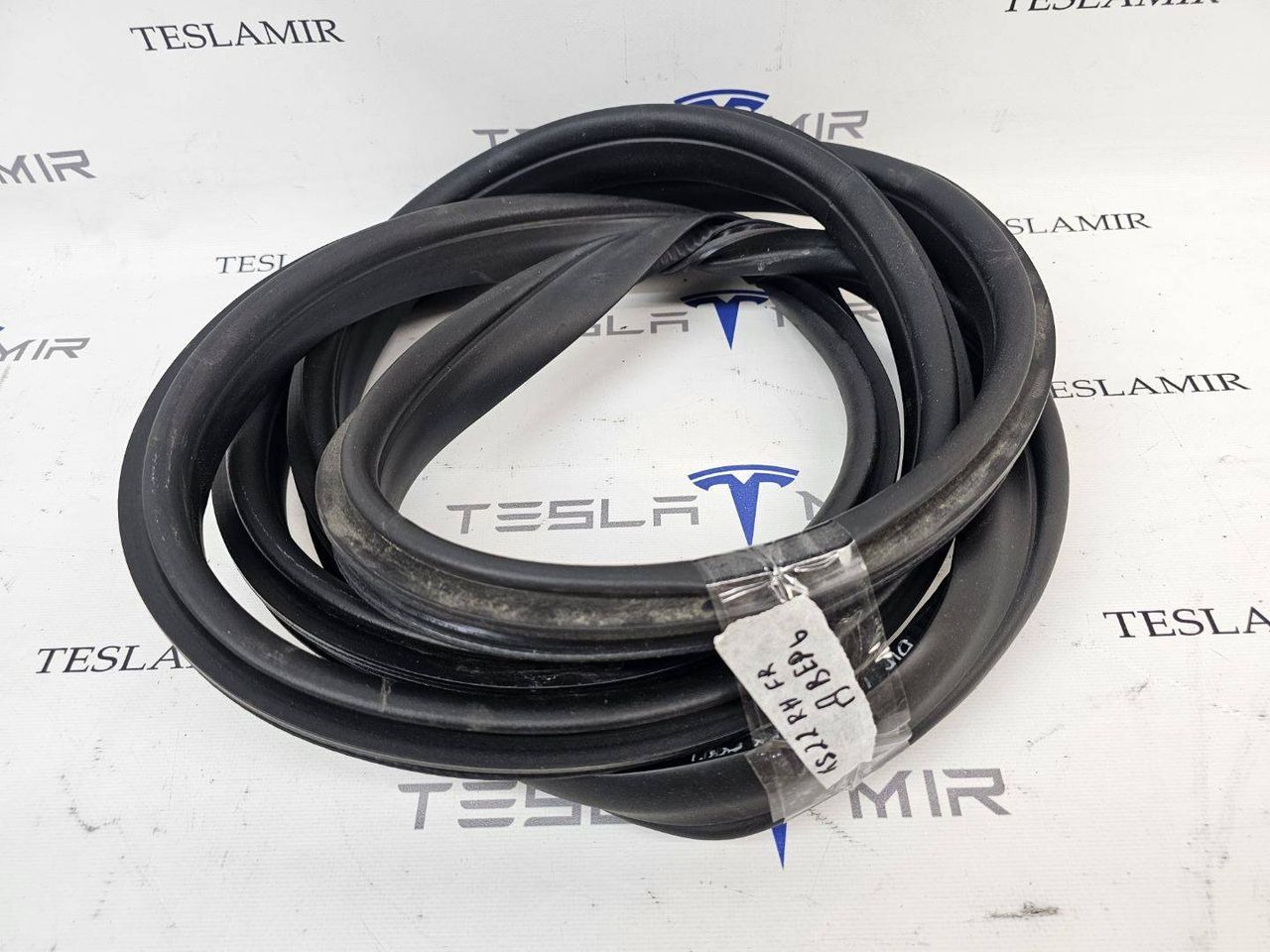 уплотнитель двери Tesla Model X 1 поколение 2018, 1459237-00 - фото №1