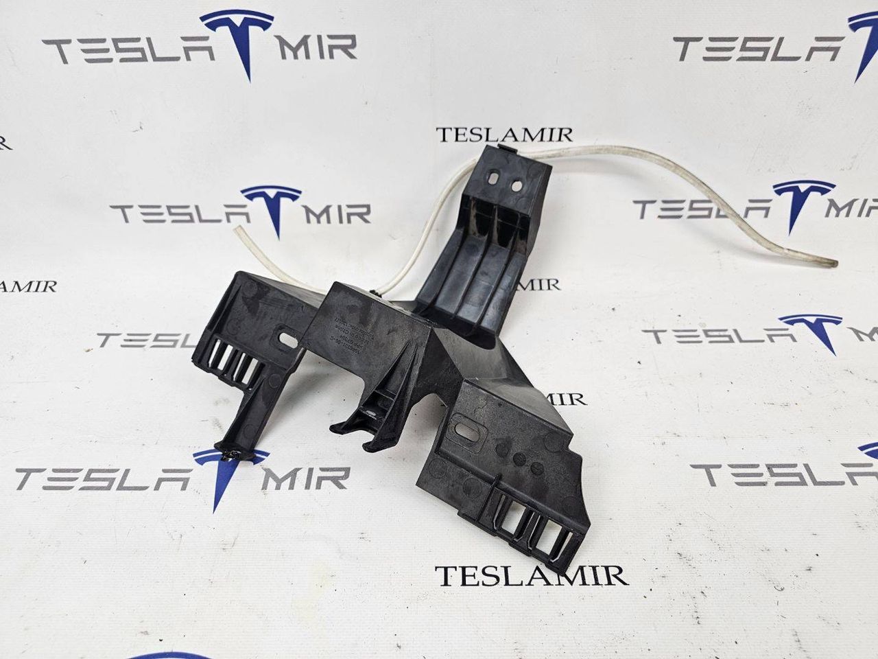 Крышка (кронштейн) блока предохранителей Tesla Model X 1 поколение 2018, 1046331-00 - фото №1