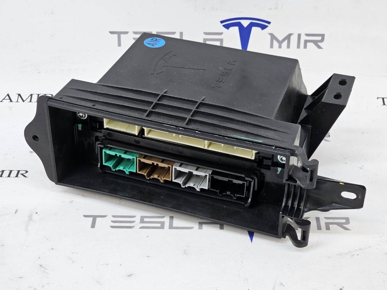 блок управления (другие) Tesla Model X 1 поколение 2018, 1034215-00, 1058358-03, 1033174-00, 1047042-00, 1047043-00, 1058359-00, 1072447-00 - фото №1