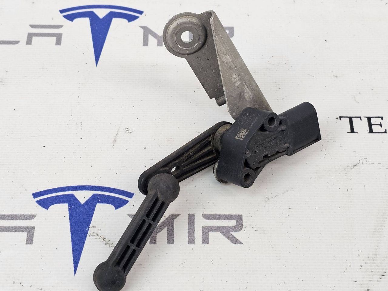 Датчик уровня пневмоподвески (положения кузова) передний левый Tesla Model X 1 поколение 2018, 1027941-00 - фото №1