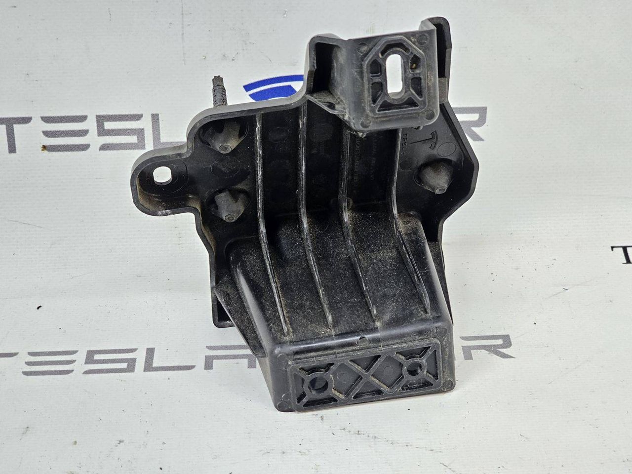 Кронштейн радара Tesla Model X 1 поколение 2018, 1128429-00, 1129086-00 - фото №1