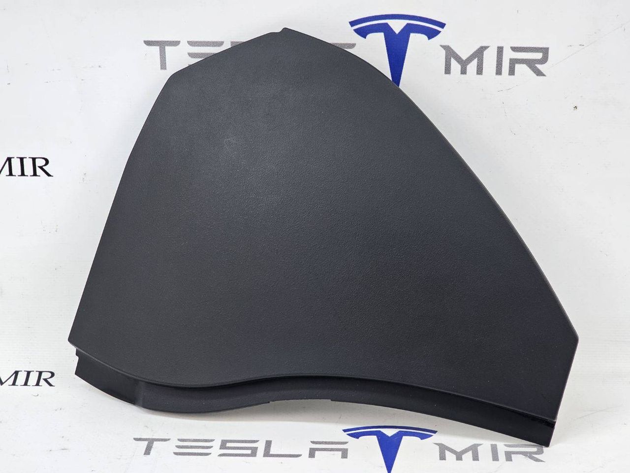 Накладка боковая торпеды левая Tesla Model X 1 поколение 2018, 1043541-00 - фото №1
