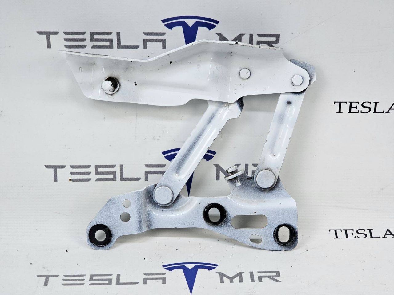 петля капота правая Tesla Model X 1 поколение 2018, 1058042-00 - фото №1
