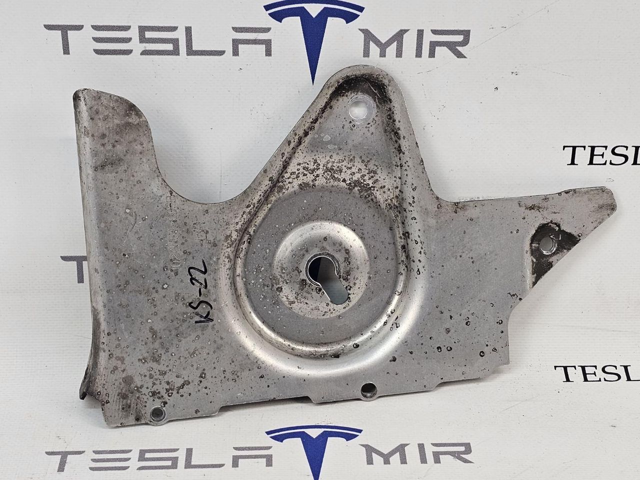 Пластина плита заднего подрамника левая Tesla Model X 1 поколение 2018, 1027563-00 - фото №1