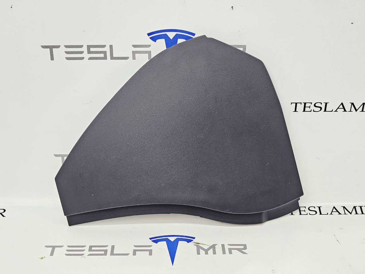 Накладка боковая торпеды правая Tesla Model X 1 поколение 2018, 1043542-00 - фото №1