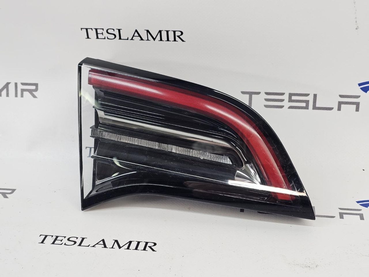 фонарь крышки багажника левый Tesla Model 3 1 поколение 2023, 1502088-00, 1077401-00, 1502088-96 - фото №1