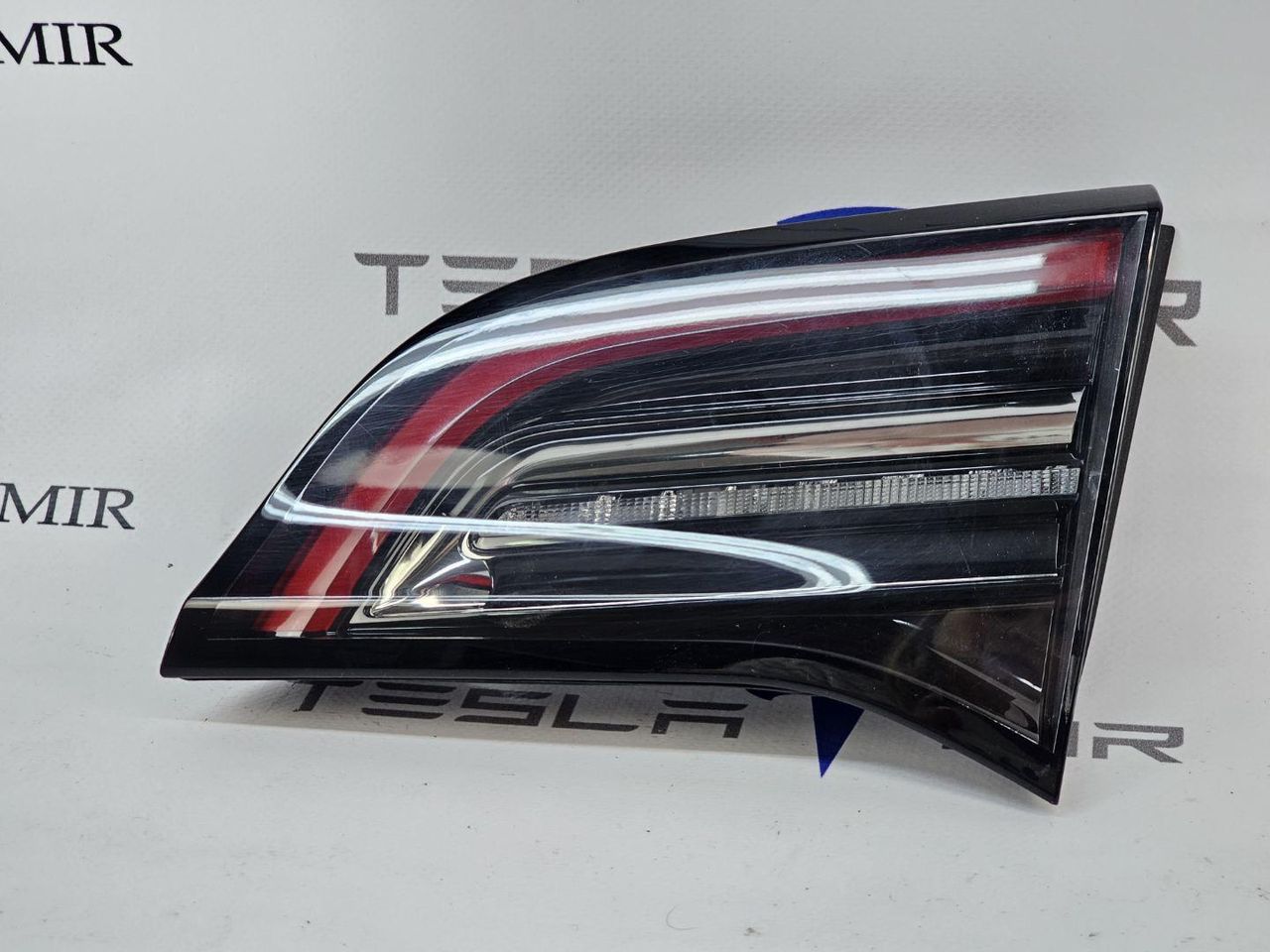 фонарь крышки багажника правый Tesla Model 3 1 поколение 2023, 1077402-00, 1077404-00, 1502089-00, 1077402-96 - фото №1