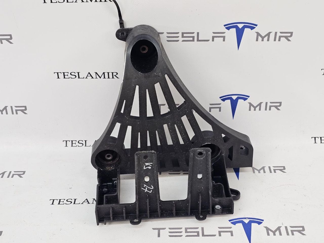 кронштейн компрессора кондиционера Tesla Model 3 1 поколение 2023, 1673627-00, 1667014-00 - фото №1