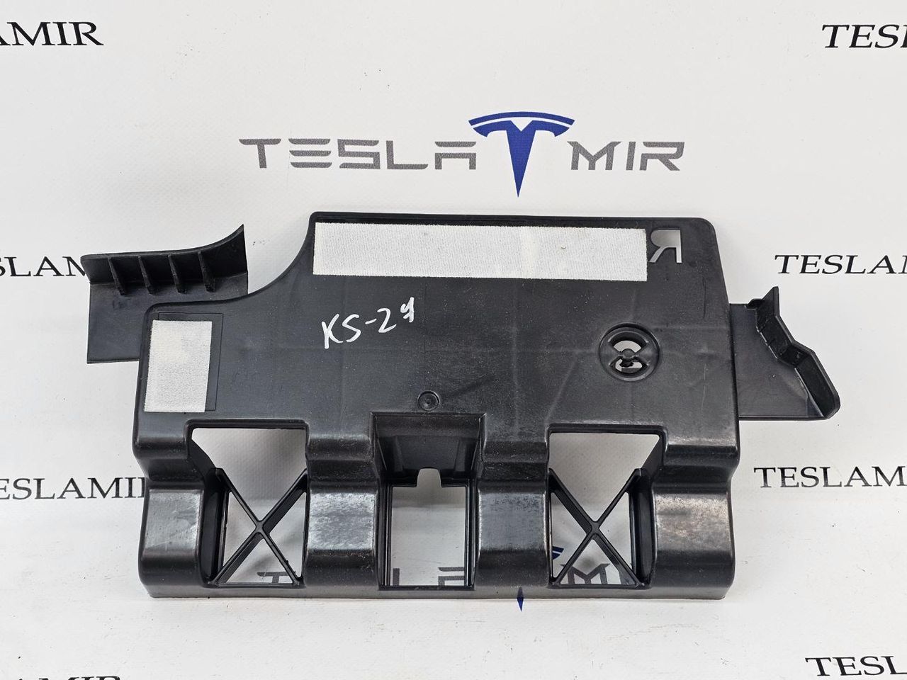 Кронштейн крепления обшивки багажника правый Tesla Model 3 1 поколение 2023, 1470963-00 - фото №1