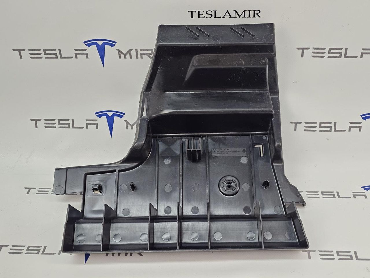 Кронштейн крепления обшивки багажника левый Tesla Model 3 1 поколение 2023, 1470967-00 - фото №1