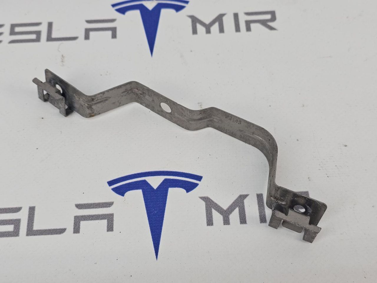 кронштейн крепления подкрылка переднего левого Tesla Model 3 1 поколение 2023, 1104540-00 - фото №1