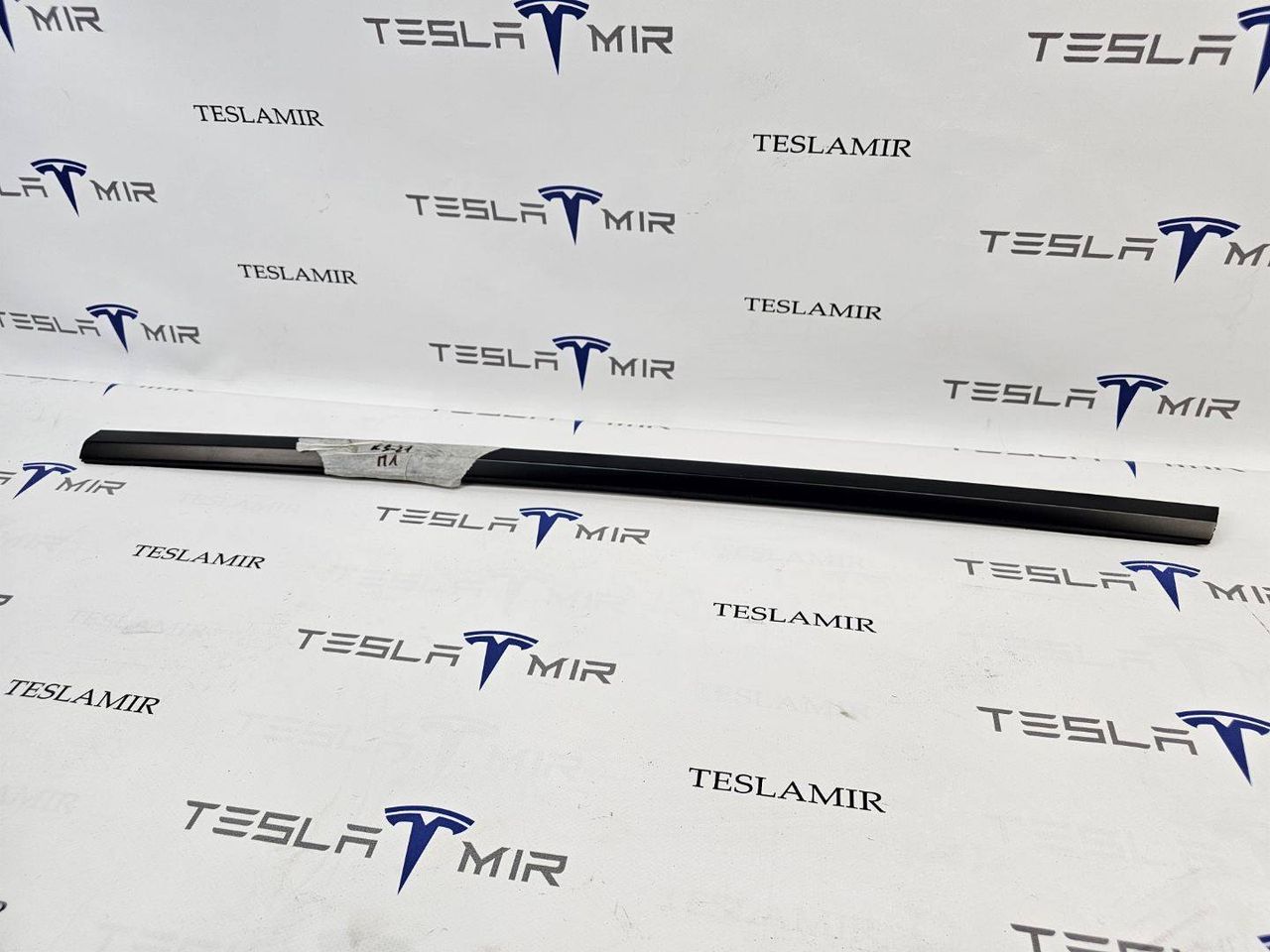 молдинг двери передней левой Tesla Model 3 1 поколение 2023, 1080681-00 - фото №1
