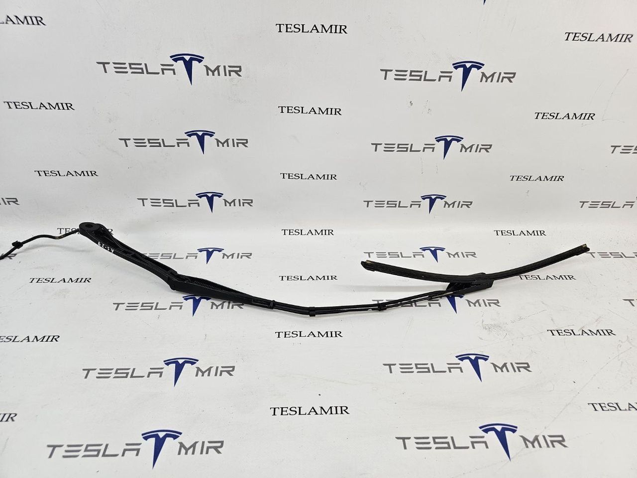 щеткодержатель (поводок стеклоочистителя, дворник) Tesla Model 3 1 поколение 2023, 1076729-00, 1076731-00, 1076727-00, 1621687-00 - фото №1